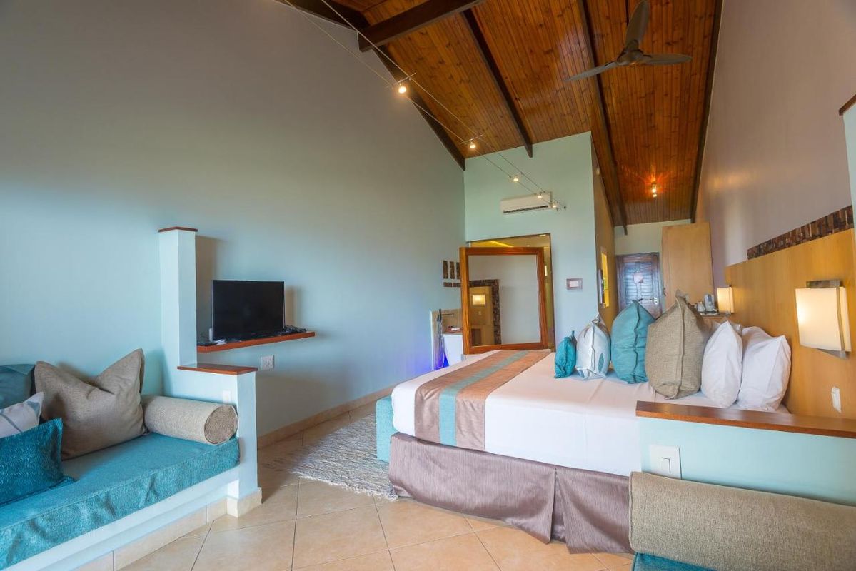 Coco De Mer & Black Parrot Suites фото 2