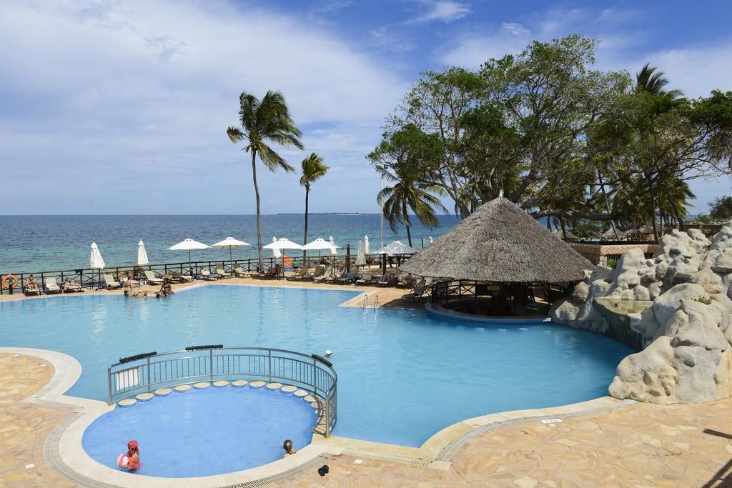 Ledger Plaza Bahari Beach фото 0