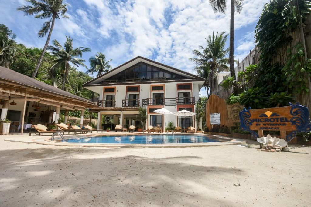 Microtel by Wyndham Boracay фото 0