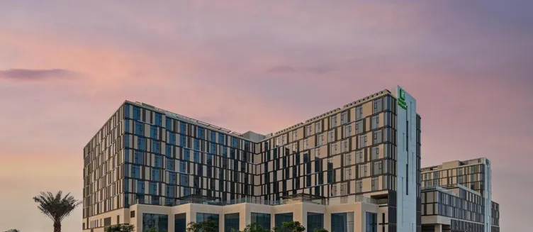 Фото отеля Staybridge Suites Dubai Al-Maktoum Airport, an IHG Hotel