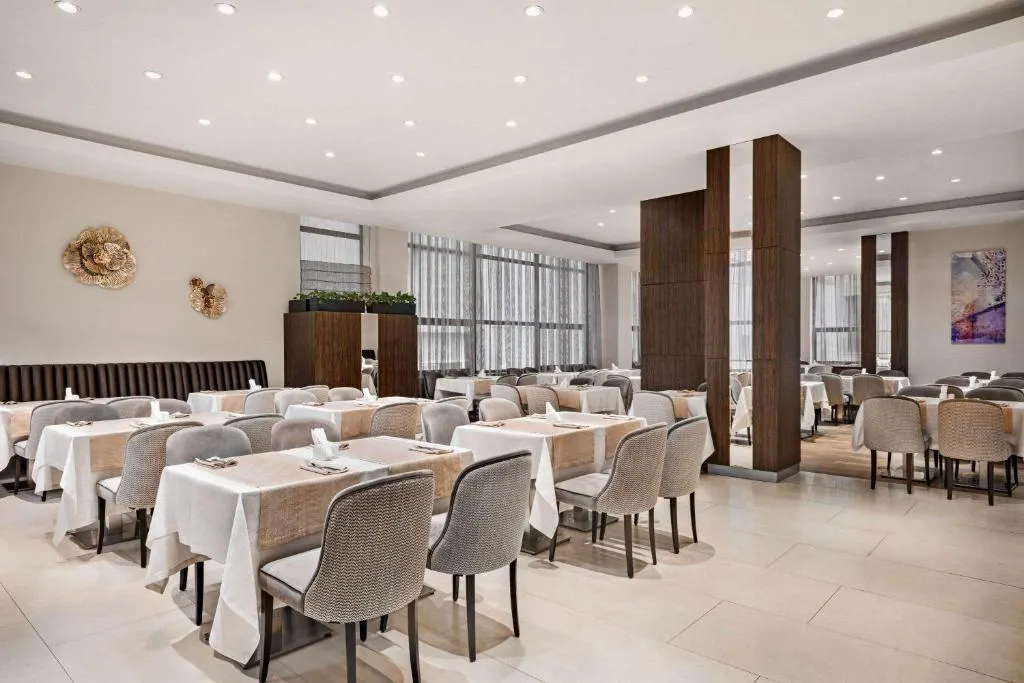 Ramada Hotel & Suites by Wyndham Yerevan фото 3