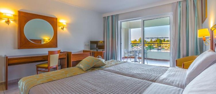 Фото отеля Kipriotis Maris Suites