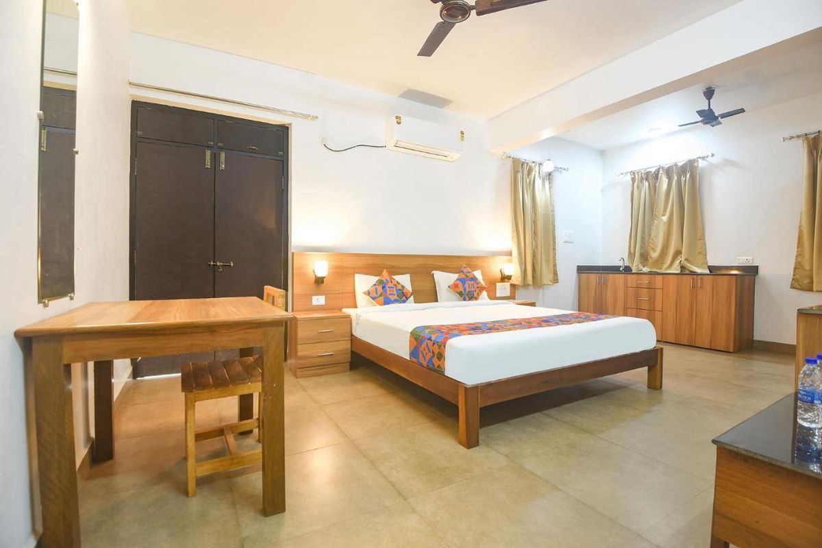 FabExpress Holiday Suites фото 18