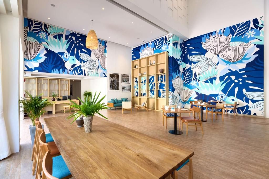 Outrigger Surin Beach Resort фото 46