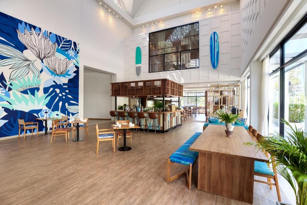 Outrigger Surin Beach Resort фото 43