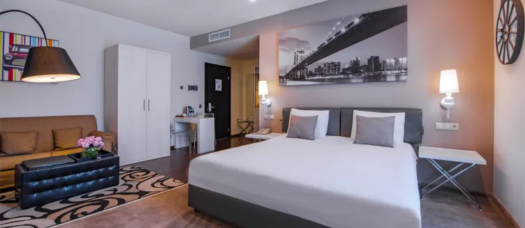 Фото отеля Opera Suite Hotel
