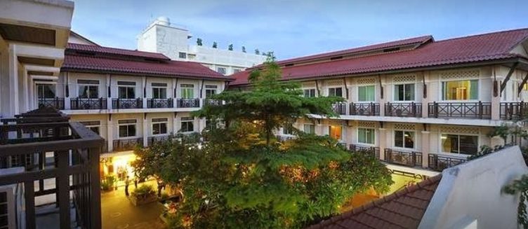 Фото отеля Rambuttri Village Plaza
