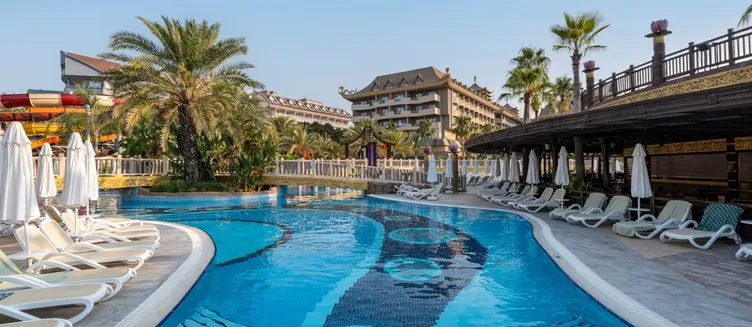 Фото отеля Royal Dragon Hotel