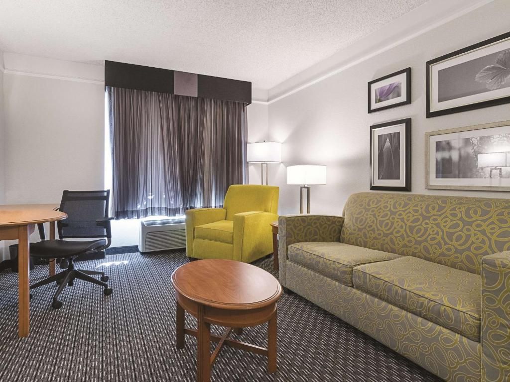La Quinta Inn & Suites Miami Airport East фото 34
