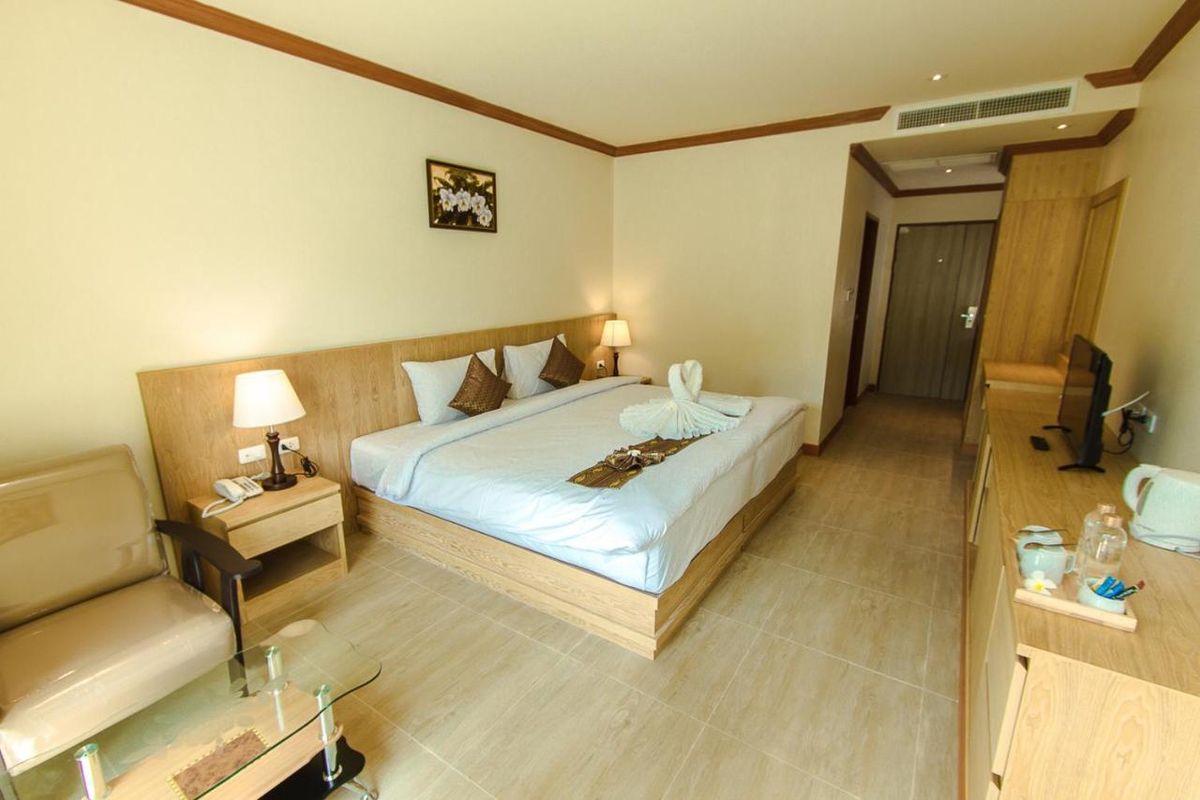 Airport Beach Hotel Phuket фото 2