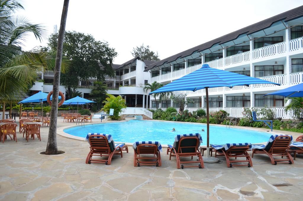 Travellers Beach Hotel and Club фото 0