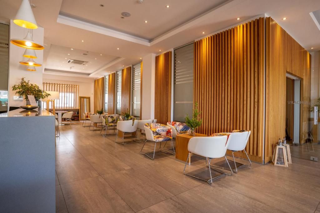 Vrachia Beach Hotel & Suites фото 12