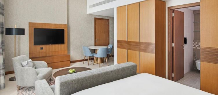 Фото отеля Staybridge Suites Dubai Al-Maktoum Airport, an IHG Hotel