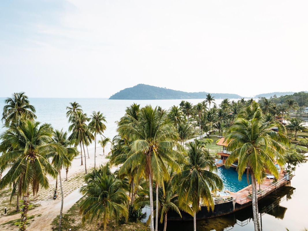 Aunchaleena Beach Front Resort фото 15