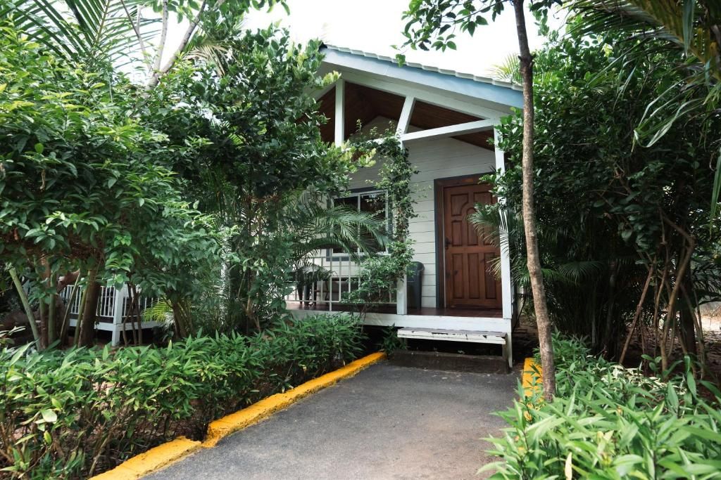 Nasya's Beach Side Cottages фото 34
