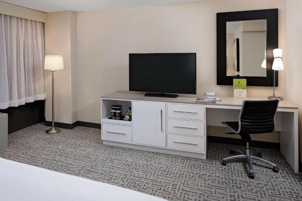DoubleTree by Hilton Hotel Chicaco - Magnificent Mile фото 46
