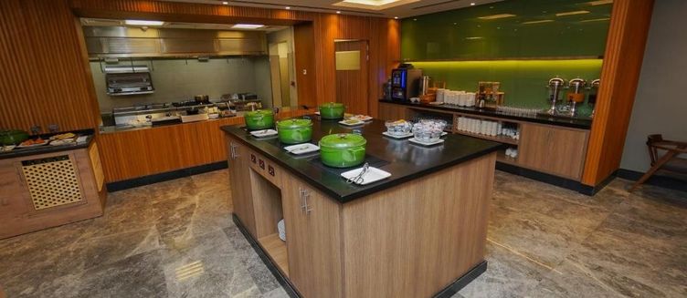 Фото отеля The Grand Lux Hotel