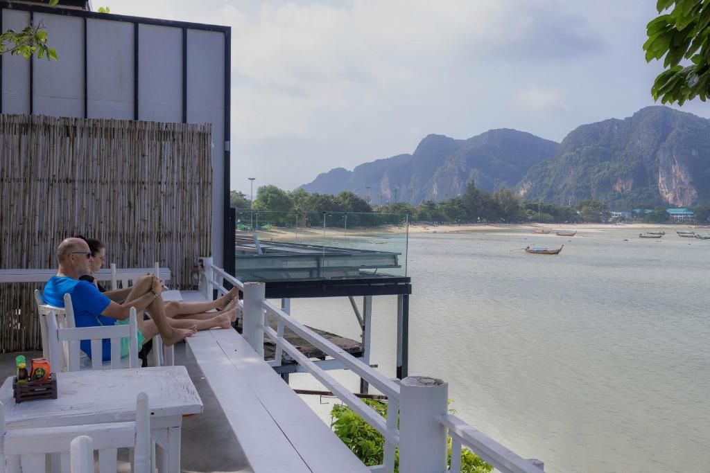 Phi Phi Cozy SeaFront Resort фото 36