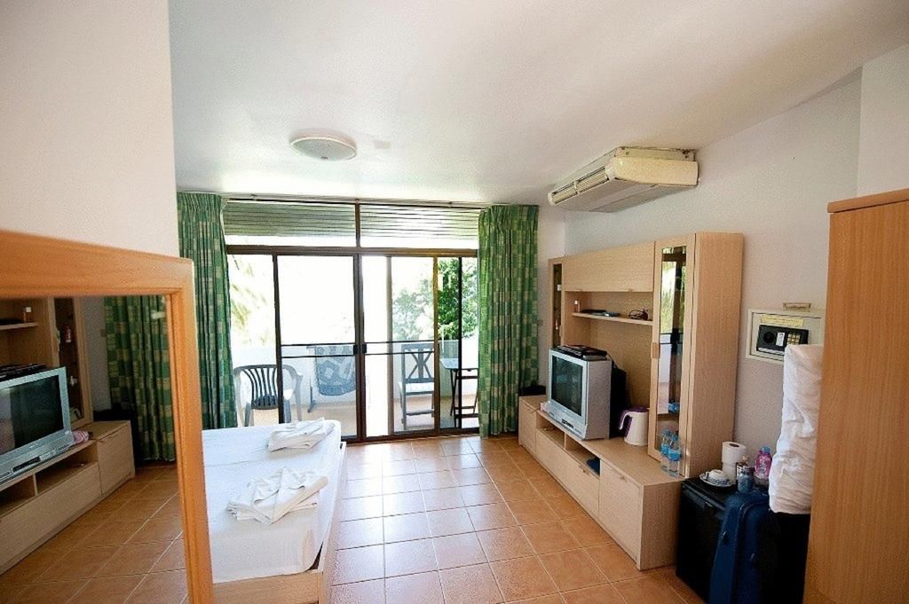 Karon Cliff Bungalows фото 24