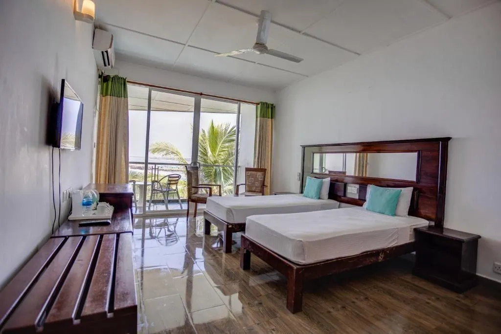 Hikkaduwa Beach Hotel фото 3
