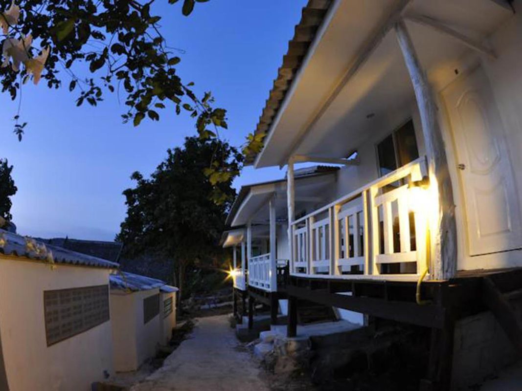 Phi Phi Cozy SeaFront Resort фото 14