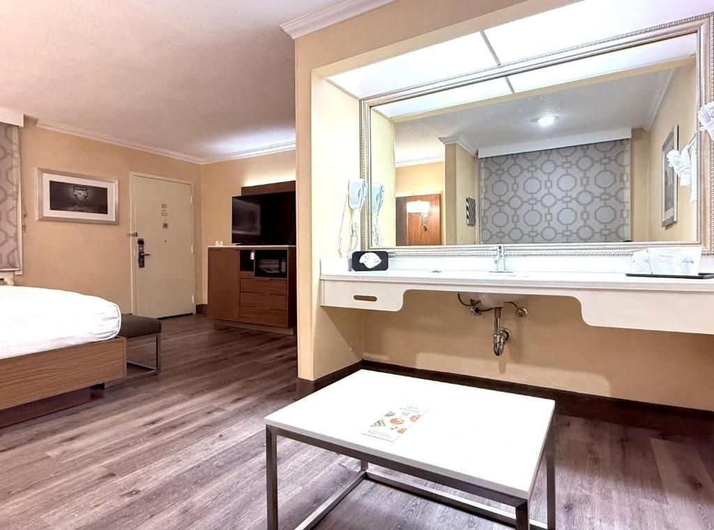 Best Western Hollywood Plaza Inn - Hollywood Walk of Fame Hotel - LA фото 56