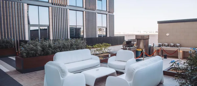 Фото отеля Staybridge Suites Dubai Al-Maktoum Airport, an IHG Hotel
