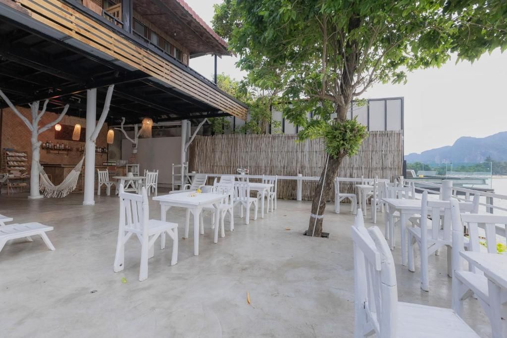 Phi Phi Cozy SeaFront Resort фото 47