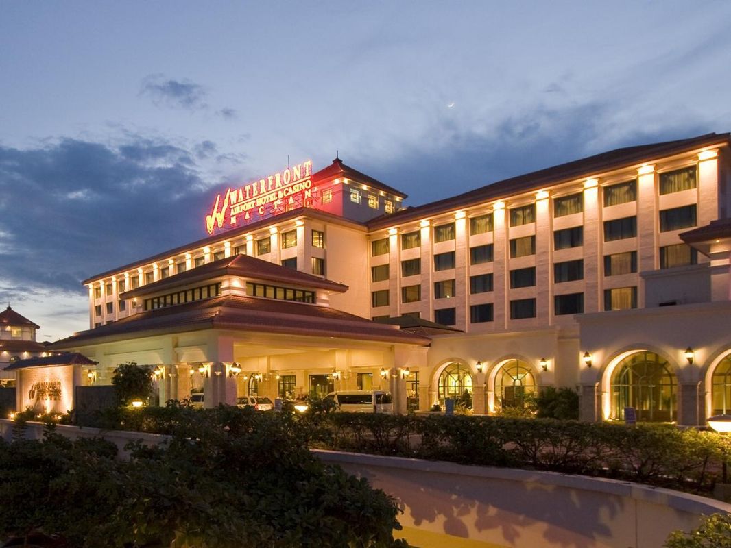 Waterfront Airport Hotel and Casino фото 20