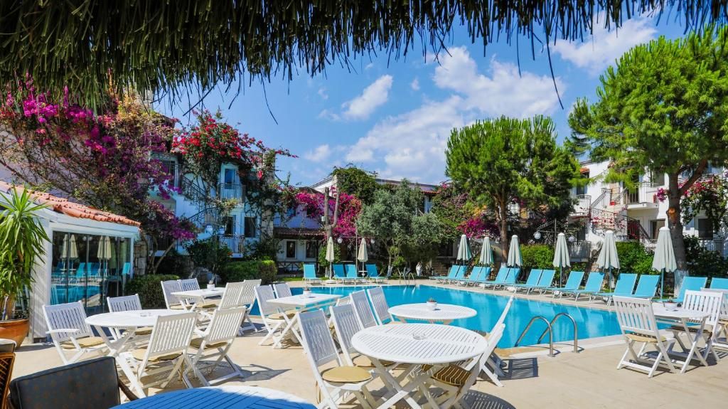 Moonshine Hotel & Suites фото 26