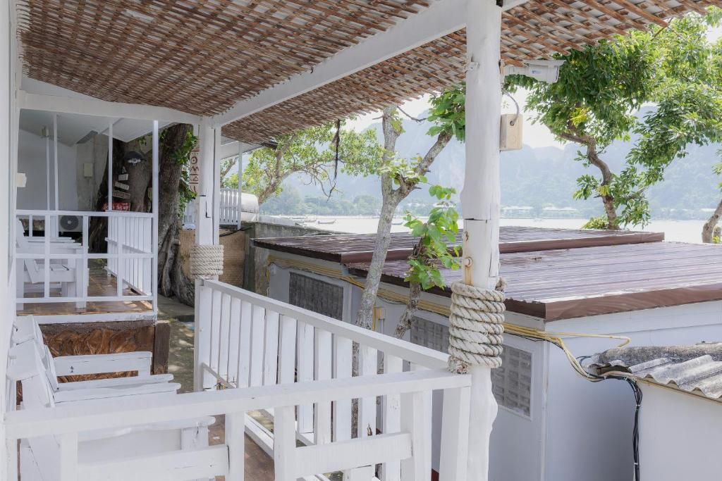Phi Phi Cozy SeaFront Resort фото 35