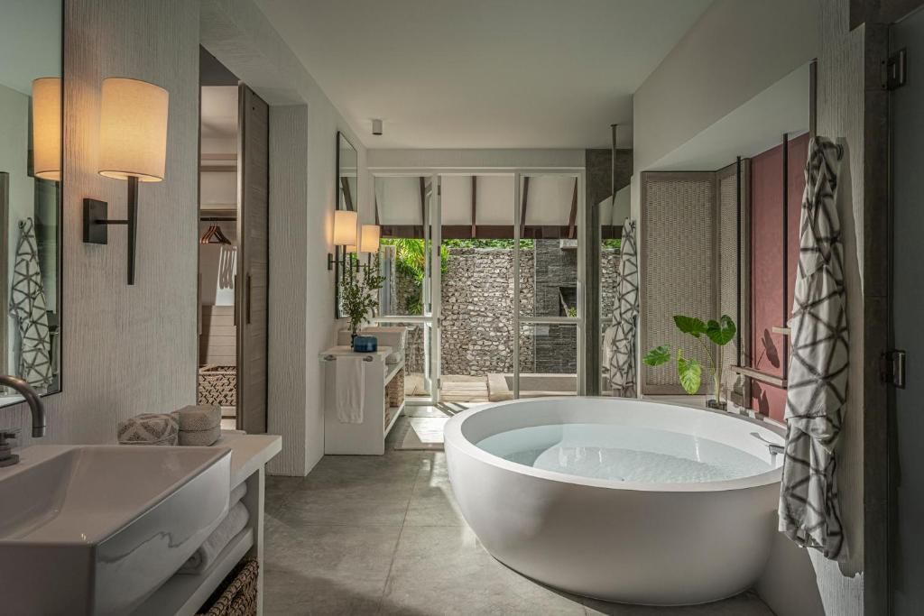 Four Seasons Resort Maldives at Landaa Giraavaru фото 67