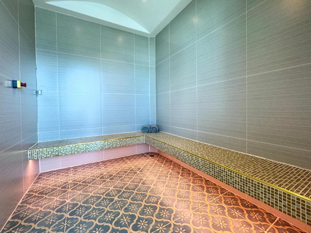 Quality Resort and Spa Patong Beach фото 80