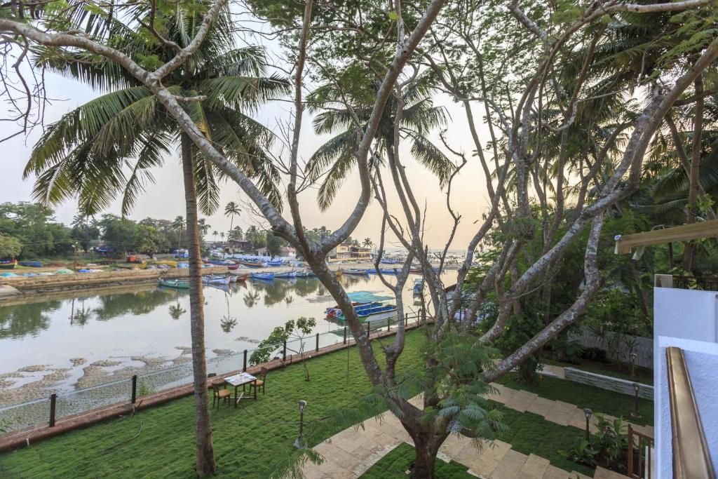 Acron Waterfront Resort фото 69