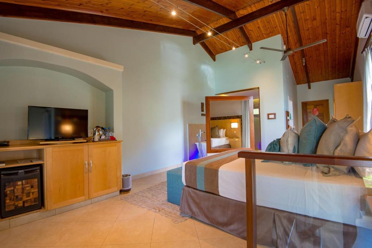 Coco De Mer & Black Parrot Suites фото 3