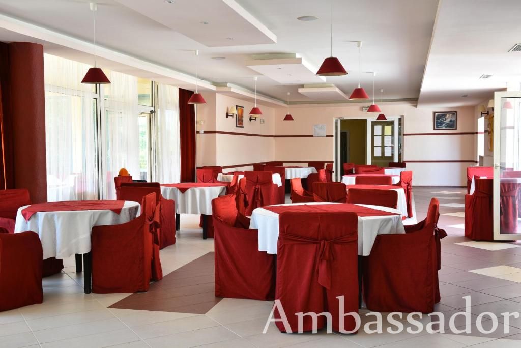 Hotel Ambassador - Free Parking фото 7