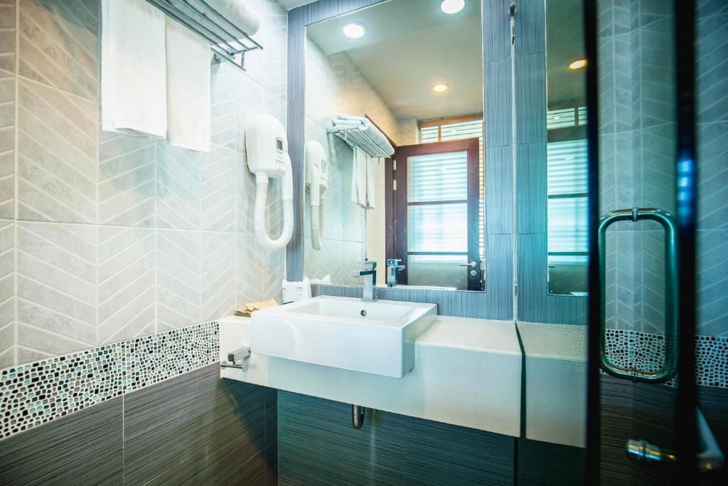 KC Resort & Over Water Villas фото 31
