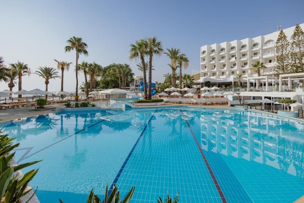 Golden Coast Beach Hotel фото 38