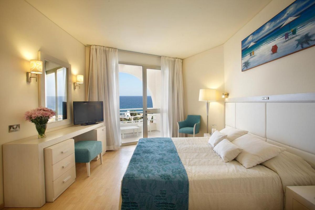 Golden Coast Beach Hotel фото 2
