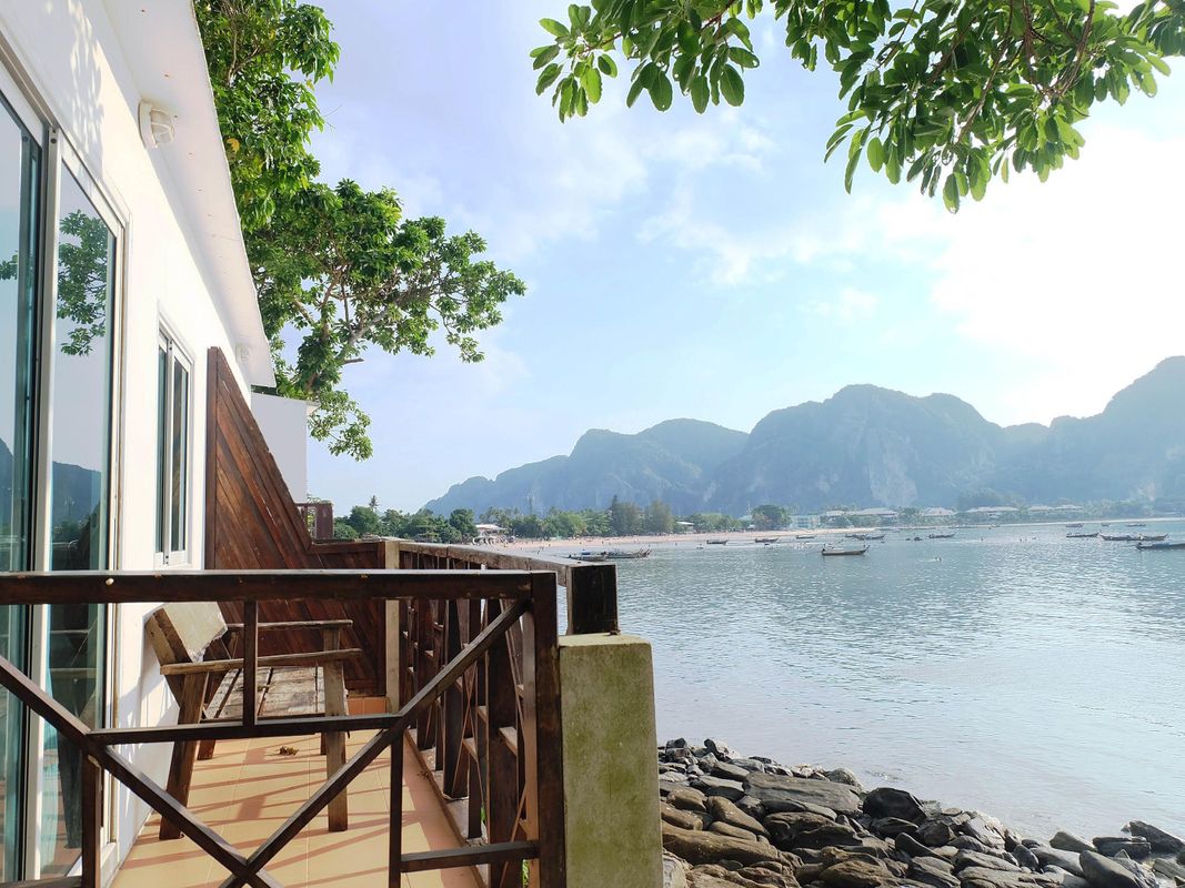 Phi Phi Cozy SeaFront Resort фото 15