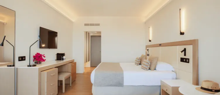 Фото отеля Golden Coast Beach Hotel
