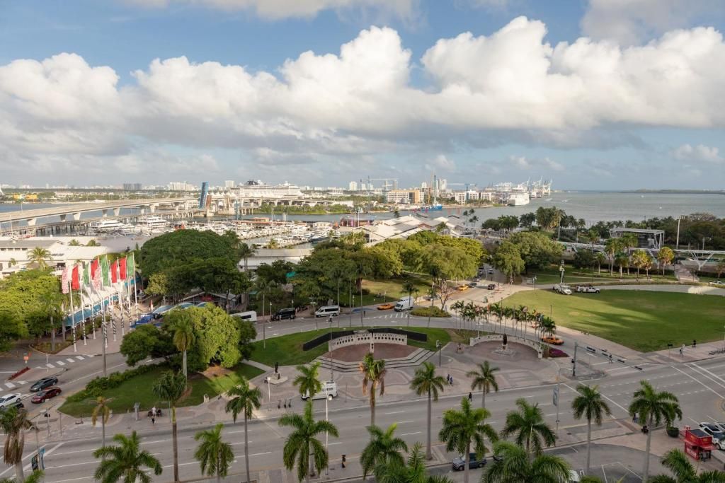 Holiday Inn Port of Miami Downtown фото 19