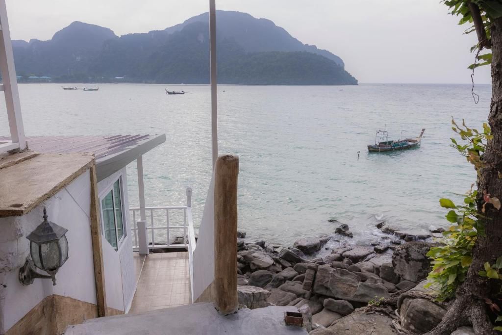 Phi Phi Cozy SeaFront Resort фото 41