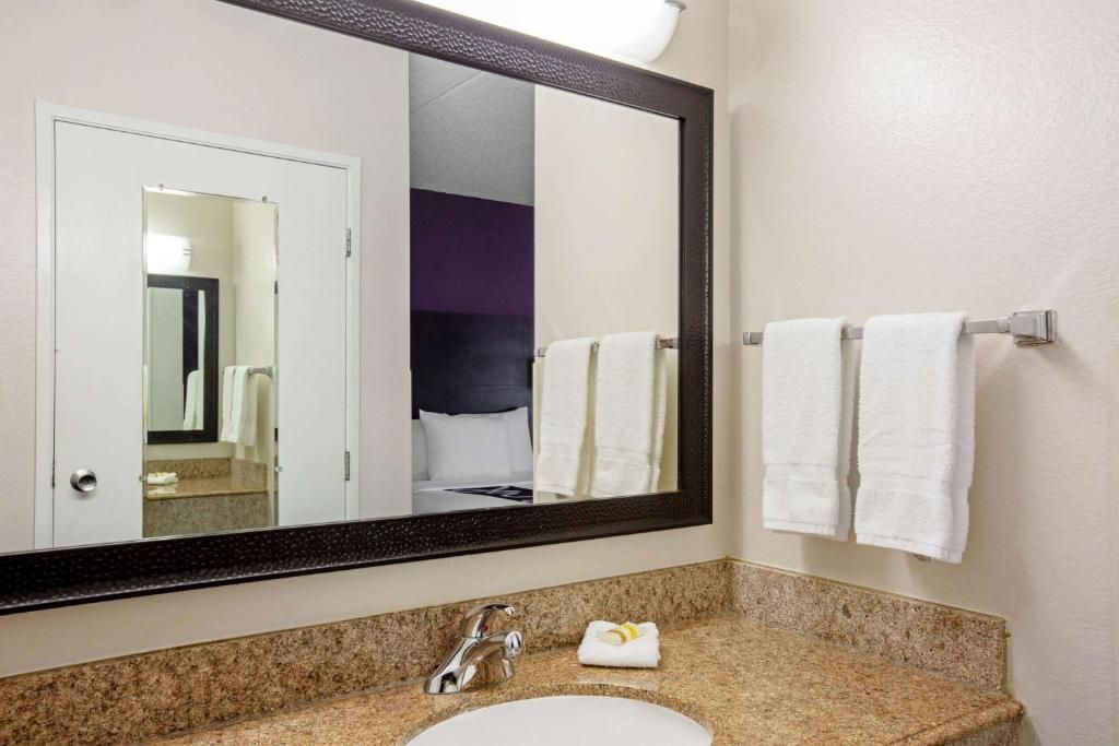 La Quinta Inn & Suites Miami Airport East фото 32