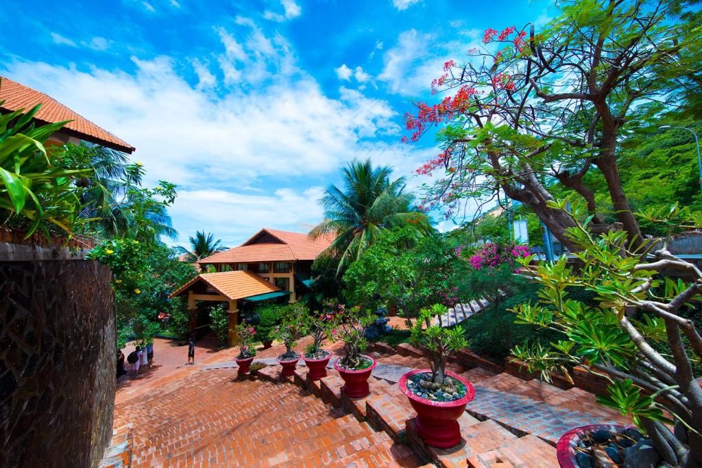 Hon Rom Central Beach Resort фото 23