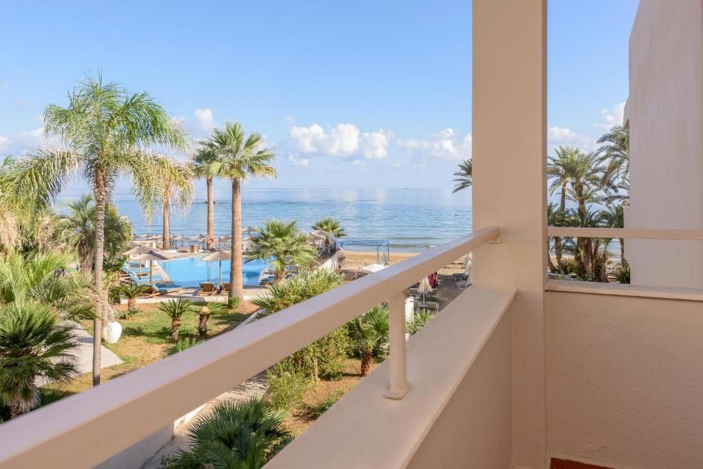 Zeus Hotels Palm Beach фото 22