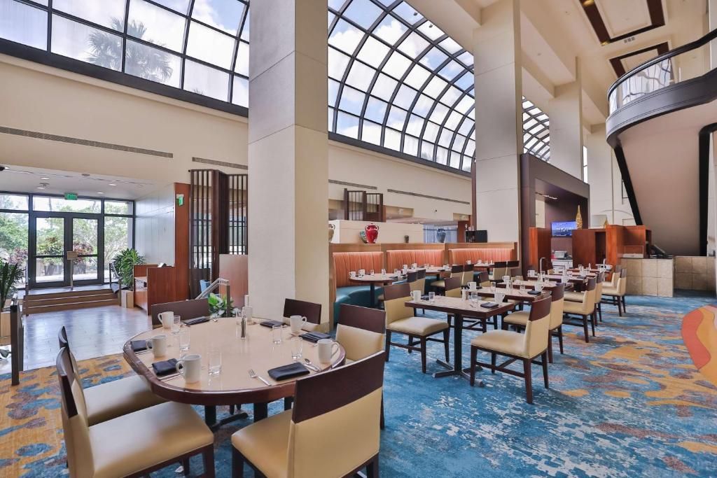 Hilton Miami Airport Blue Lagoon фото 27