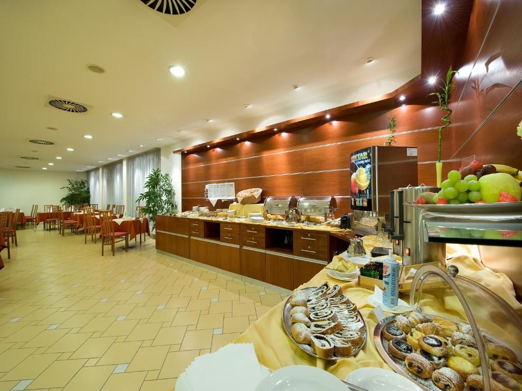 Ramada Airport Hotel Prague фото 56