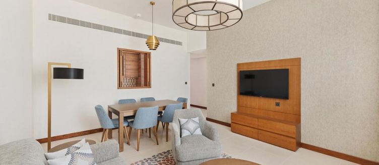 Фото отеля Staybridge Suites Dubai Al-Maktoum Airport, an IHG Hotel