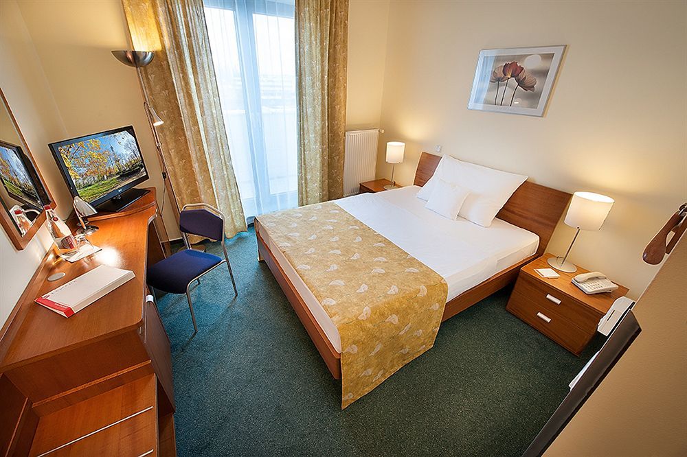 Ramada Airport Hotel Prague фото 75